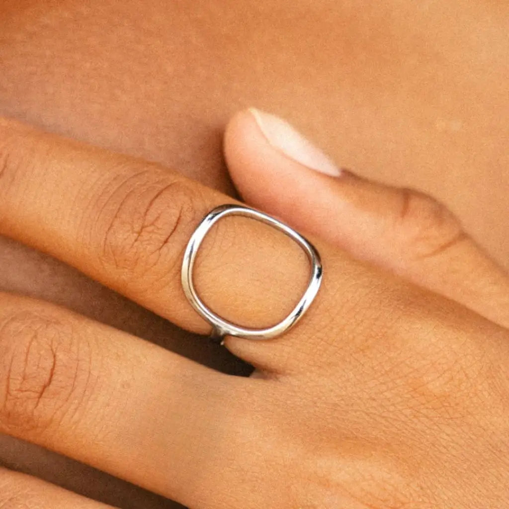 Eilyor oval signet band 316L stainless on hand