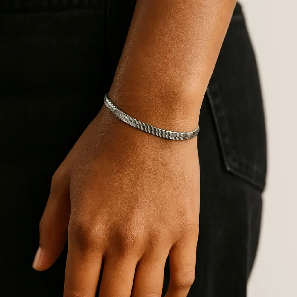 no-repeat center / cover url('https://cdn.shopify.com/s/files/1/0722/0183/0537/files/Silver.webp?v=1761996968')