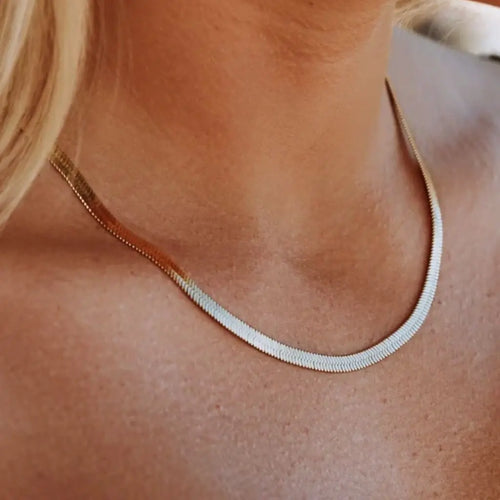 Eilyor herringbone choker lay-flat chain and clasp detail