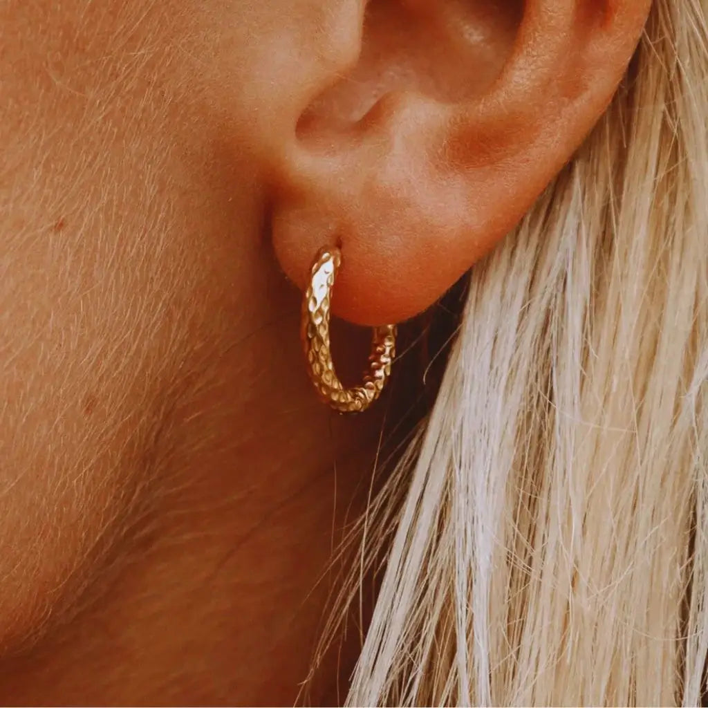 Eilyor waterproof hammered hoops secure click clasp detail