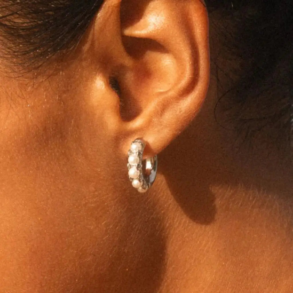 Eilyor waterproof pearl huggies 316L stainless click clasp detail