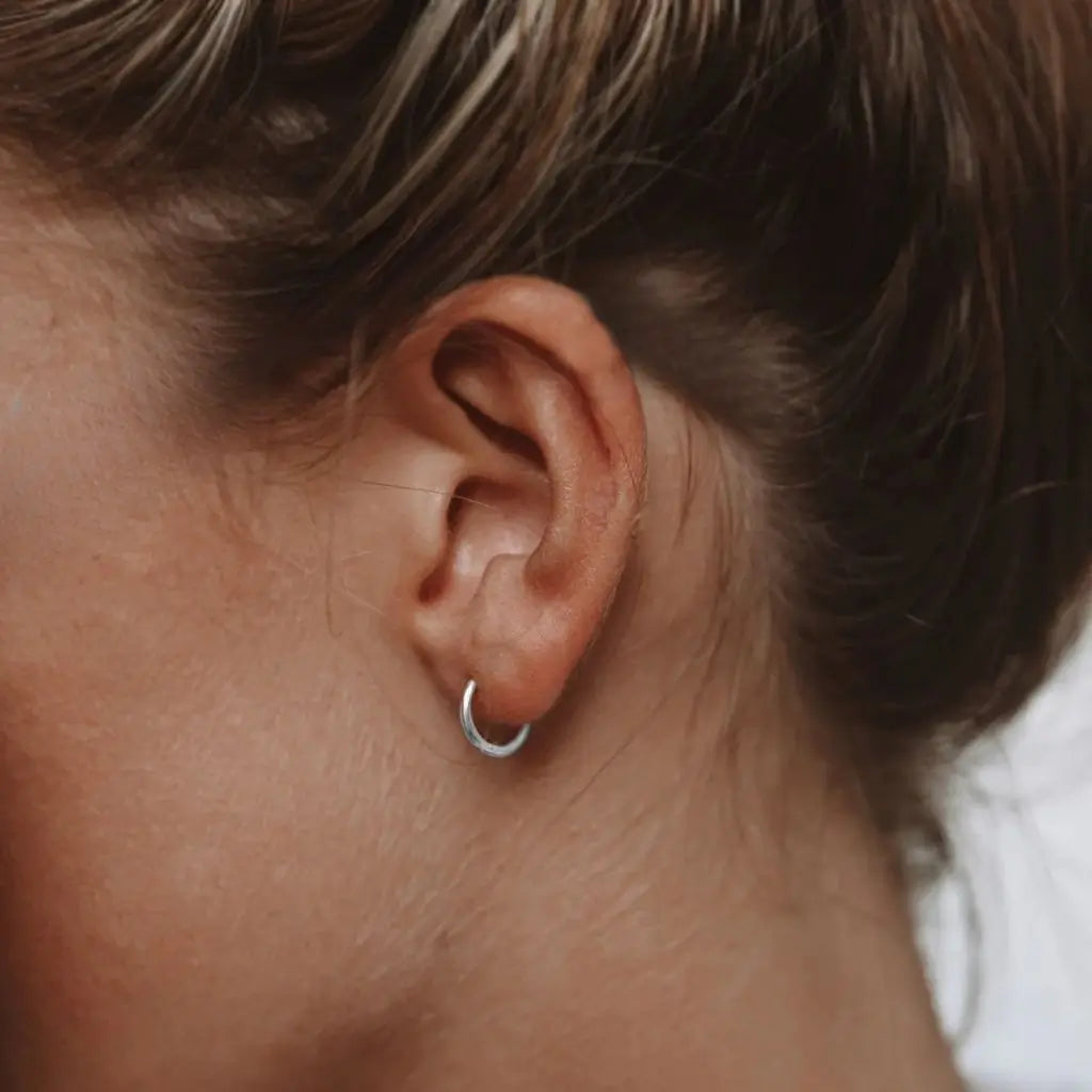 Eilyor waterproof huggies 316L stainless secure click clasp detail