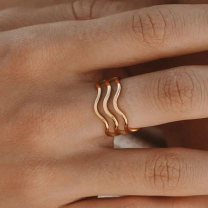 Eilyor wave motif ring waterproof close up on white